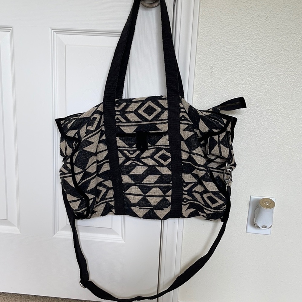 American Eagle Outfitters Black and Cream Geometric Travel Tote